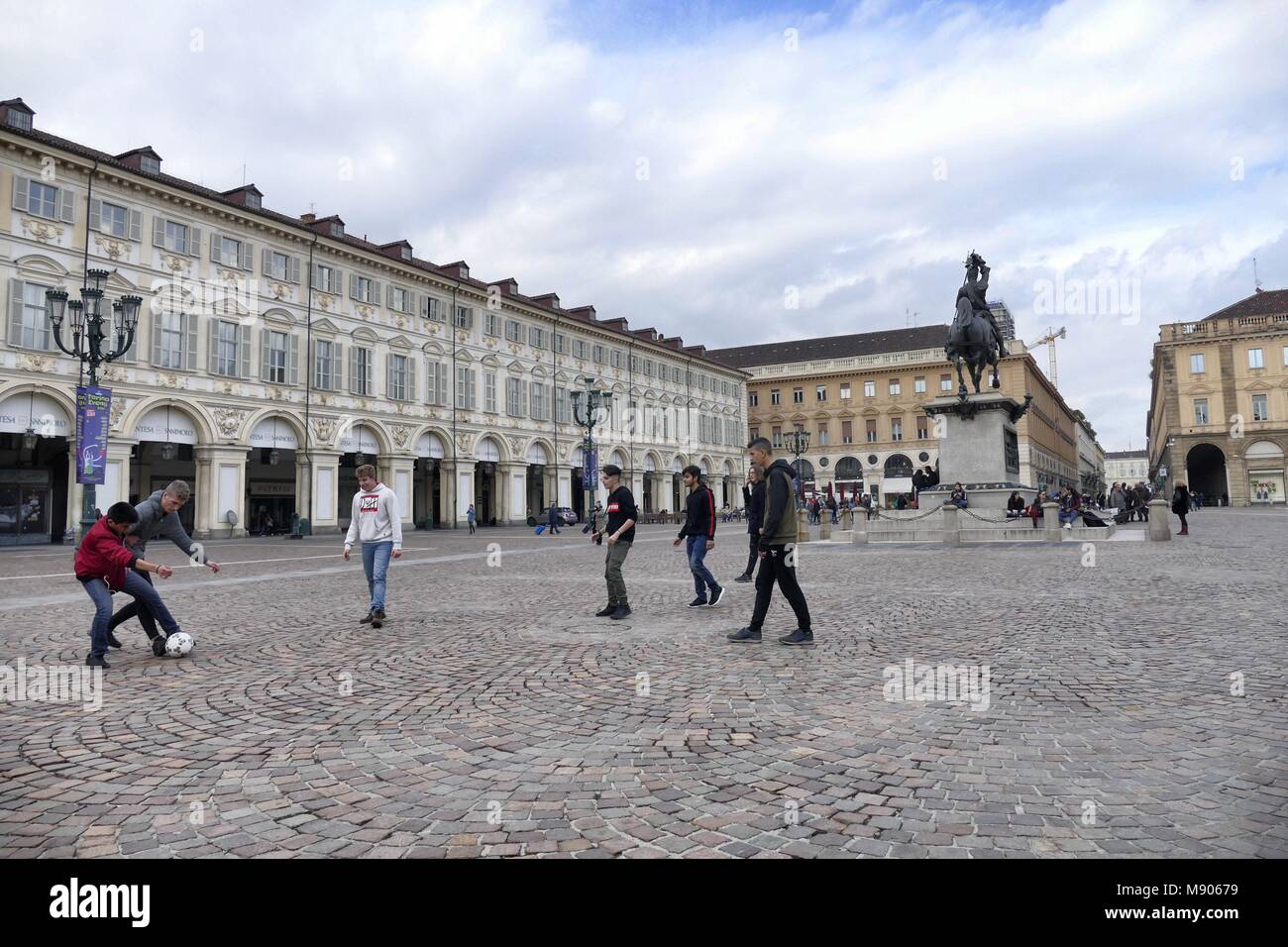 Gruppe Teens Studenten Fußball spielen in aulic San Carlo Quadrat während einer Pause von kulturellen Schule reise Turin Italien am 12. März 2018 Stockfoto