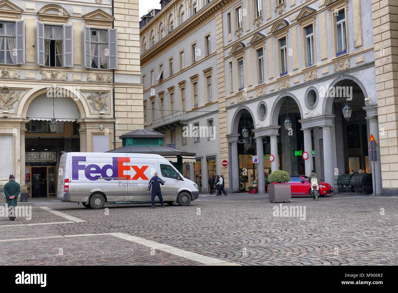 Parcel Service Lkw Federal Express fahren in der Innenstadt während der Lieferung runde Turin Italien am 12. März 2018 Stockfoto