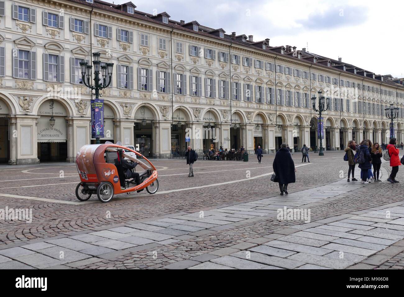 Die moderne elektrische Rikscha Veloleo umweltfreundlich mit persönlichen Treiber für Stadtrundfahrten Panoramablick in aulic San Carlo square Turin Italien Stockfoto