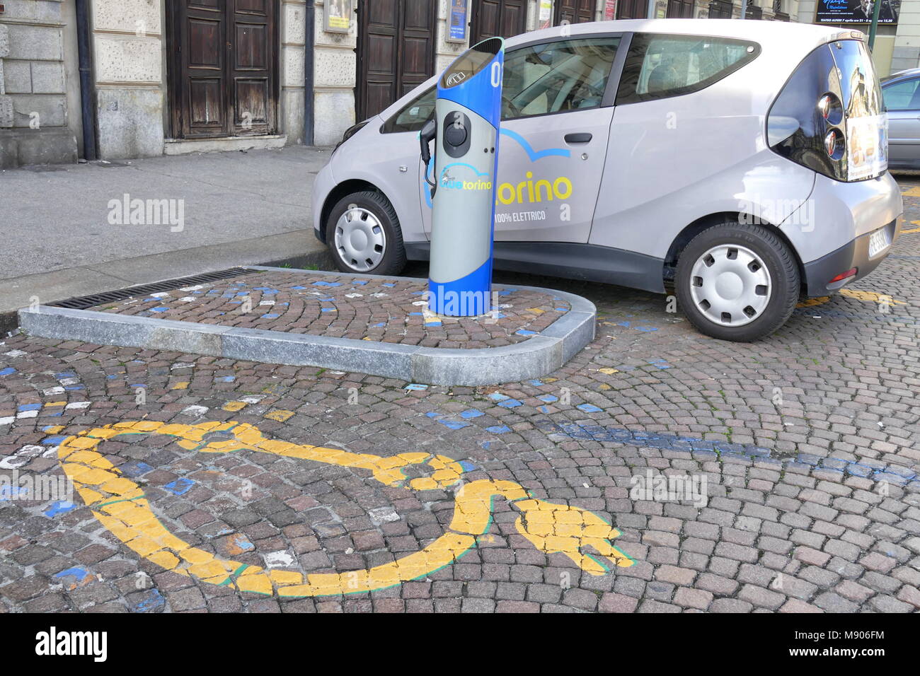 Electric Car Sharing bei Ladestation Turin Italien am 14. März 2018 Stockfoto
