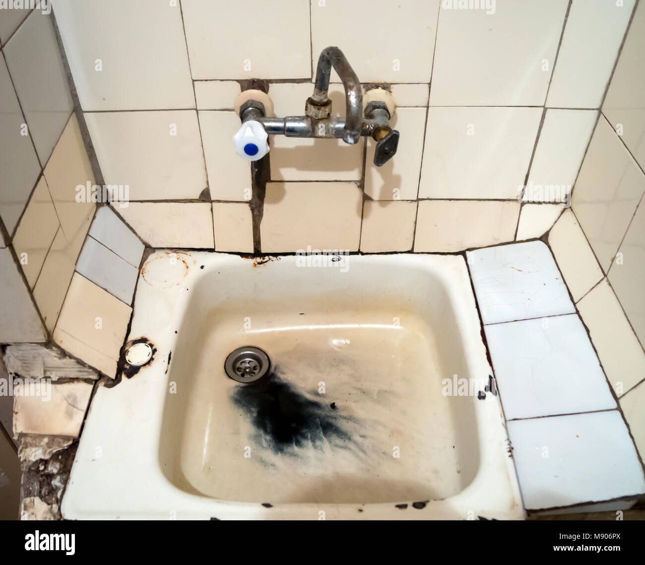 Alte dreckige Waschbecken im gemeinsamen Raum für Waschen Hostel Stockfoto