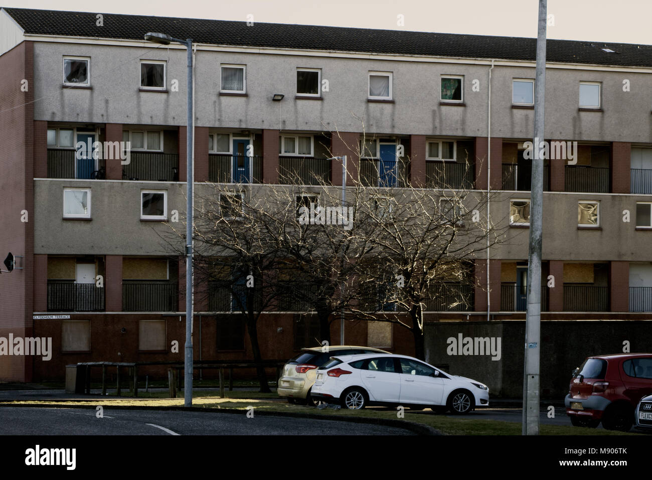 Vor allem leer, baufälligen Gehäuse in einem benachteiligten Gebiet, die Armut, Yoker, Glasgow, Schottland (März 2018) Stockfoto