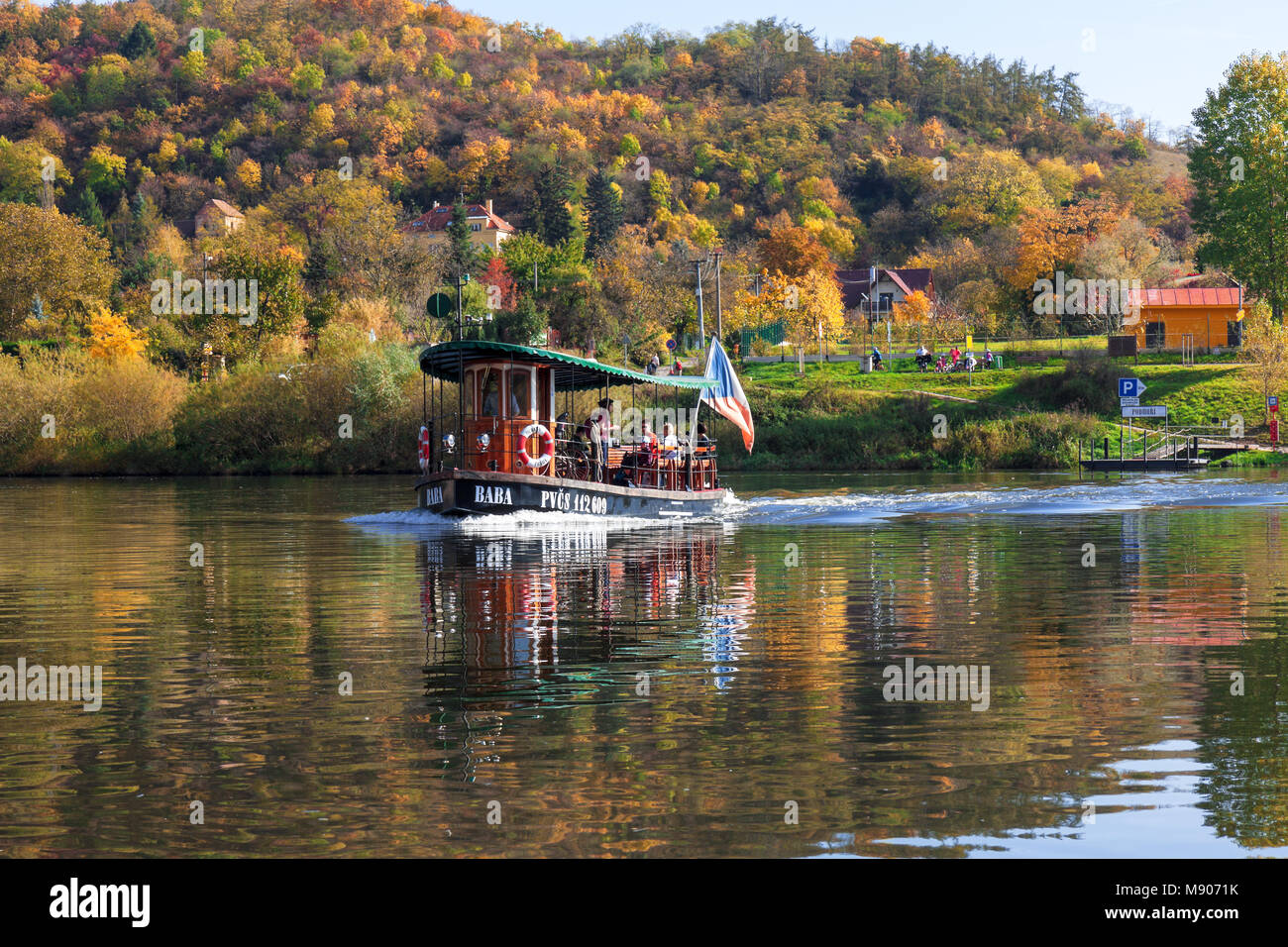 Prag - Juli 14: kleine Fähre BABA seine tägliche Segeln am 14. Juni 2017 in Prag, Tschechische Republik. BABA verbindet riverbanks Podbaba mit podhori. Stockfoto