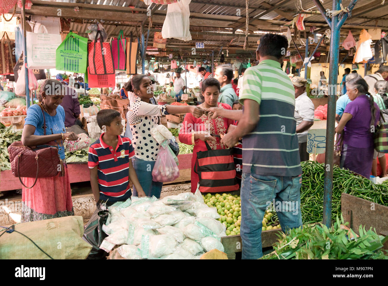 Obst- und Gemüsemarkt in der Mitte von Kandy mit Einheimischen shoppingand kaufen produzieren. Stockfoto