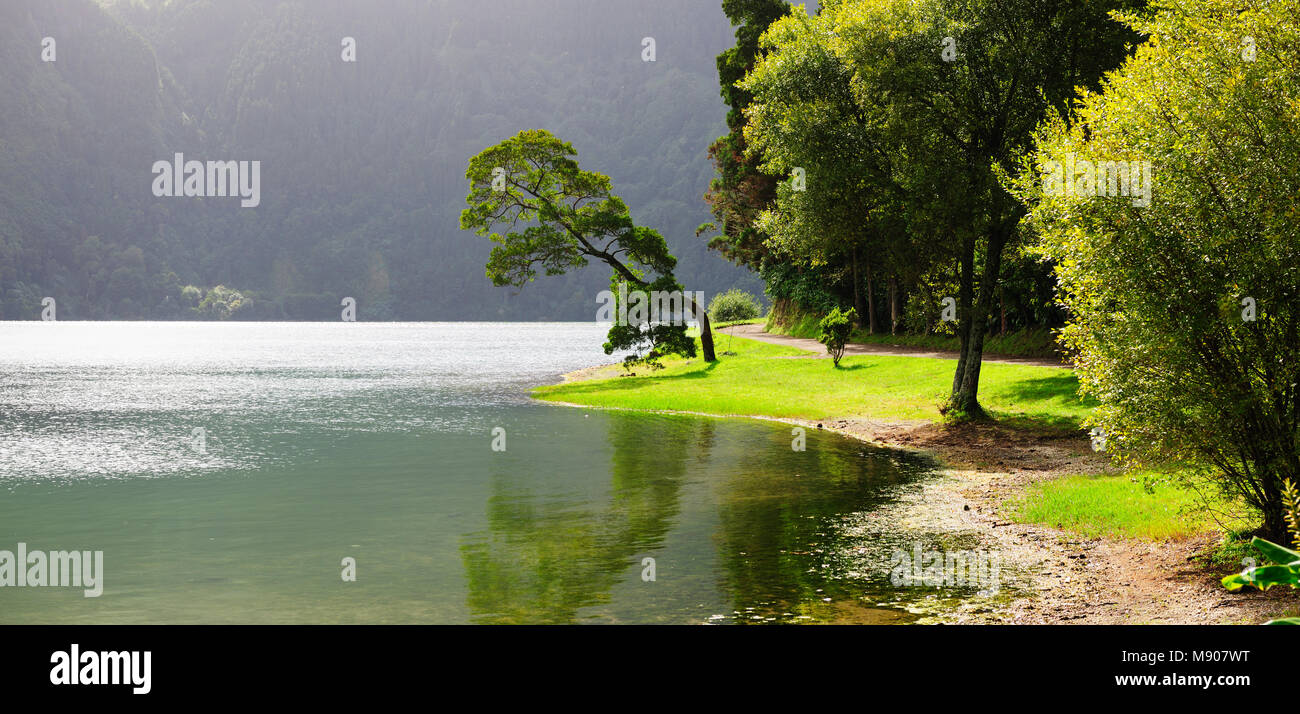 Sete Cidades See vulkanischen Ursprungs. Ein großer Krater mit 12 Kilometern im Umkreis, einer der am meisten besuchten Websites in São Miguel. Azoren, Portugal Stockfoto