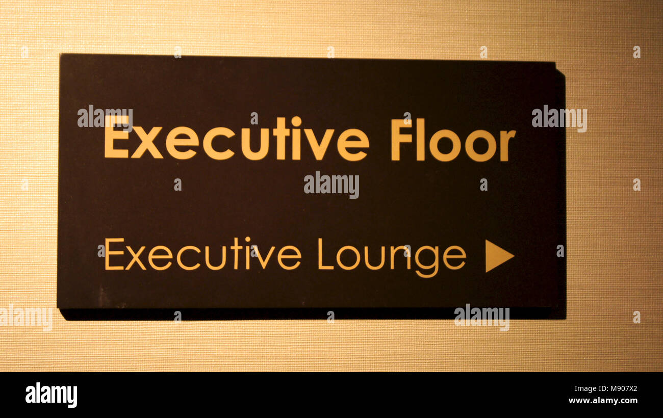 Singapur - APR 2 2015: Zeichen zur Executive Lounge in einem Luxushotel Stockfoto