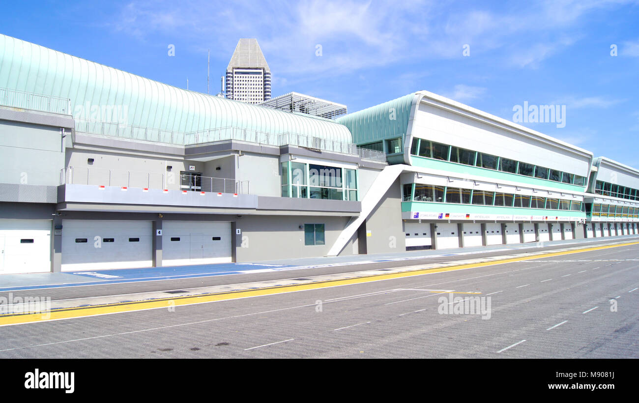 Singapur - APR 2 2015: Pit Lane und Ziellinie der Formel 1 Rennstrecke an der Marina Bay Street Circuit. Das Symbol Formel 1 einmal im Jahr rund um die Marina Bay, wurden mehr als 100.000 Touristen Stockfoto