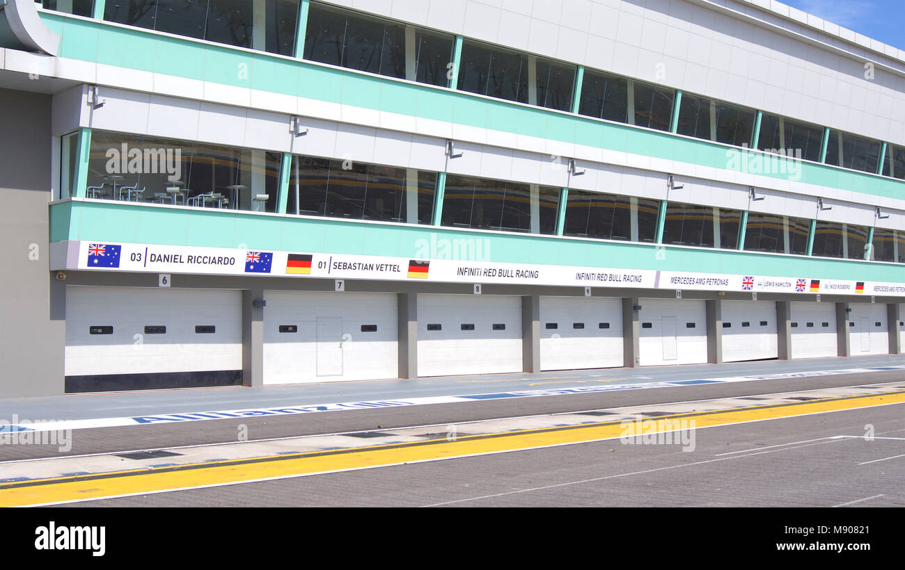 Singapur - APR 2 2015: Pit Lane und Ziellinie der Formel 1 Rennstrecke an der Marina Bay Street Circuit. Das Symbol Formel 1 einmal im Jahr rund um die Marina Bay, wurden mehr als 100.000 Touristen Stockfoto