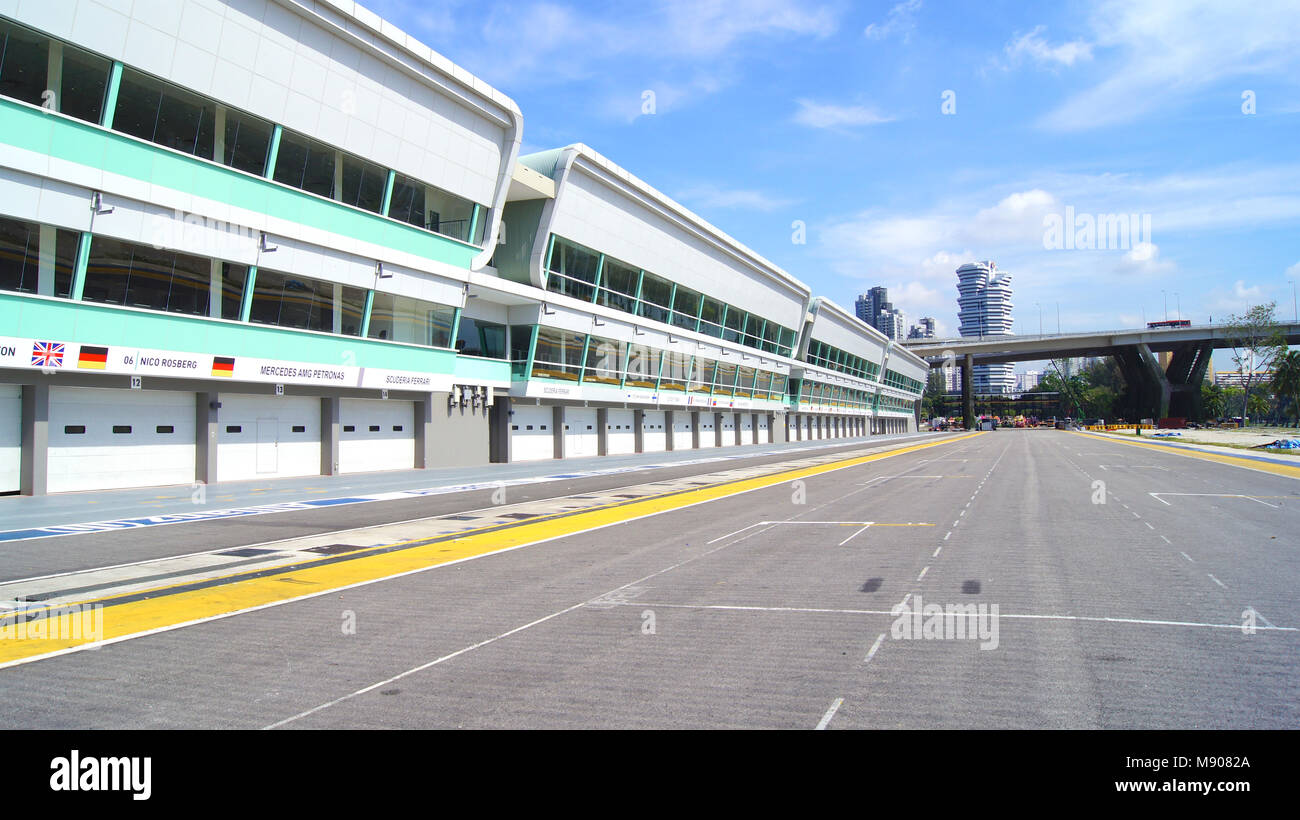 Singapur - APR 2 2015: Pit Lane und Ziellinie der Formel 1 Rennstrecke an der Marina Bay Street Circuit. Das Symbol Formel 1 einmal im Jahr rund um die Marina Bay, wurden mehr als 100.000 Touristen Stockfoto