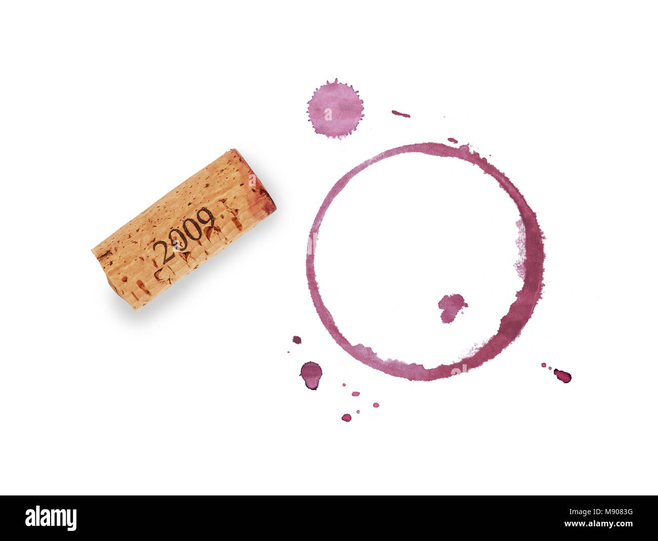 Ein Rotwein Kork und trockenen Kreis ring Fleck aus Glas oder Flasche und Blob fällt auf weißem Hintergrund Stockfoto