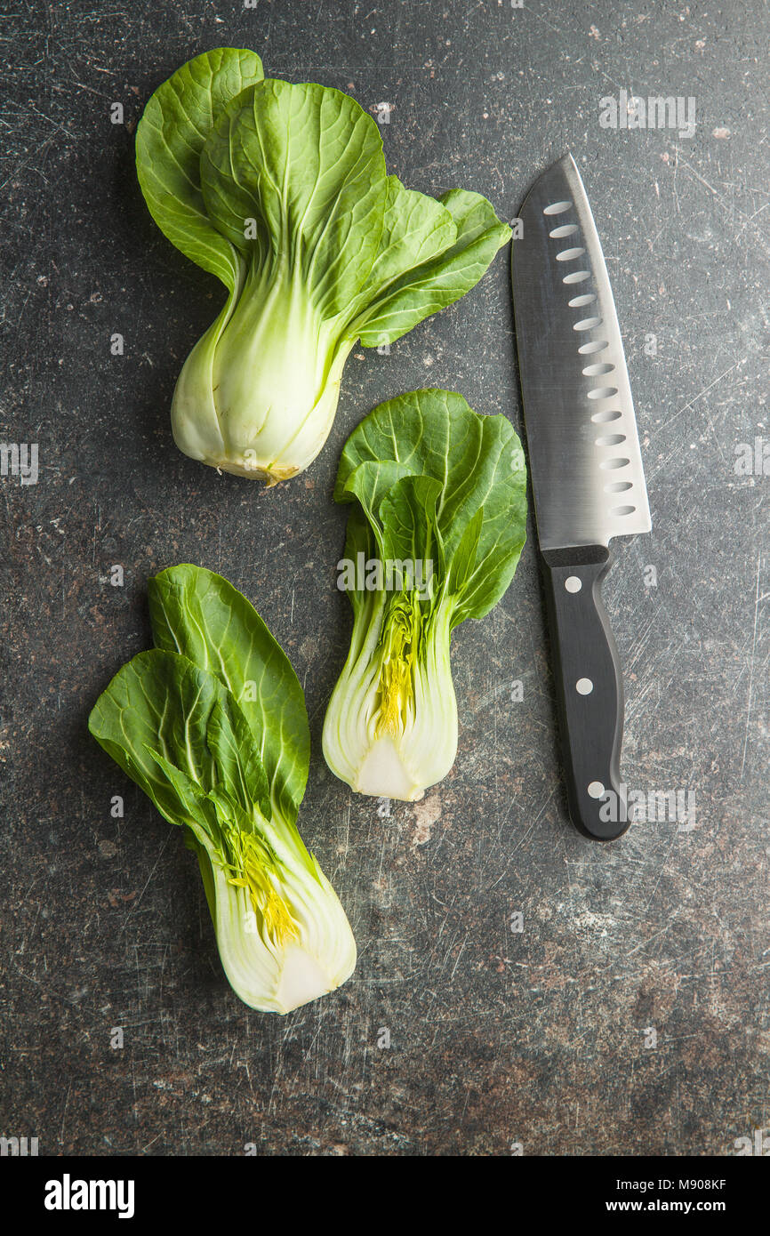 Halbiert Pak Choi Kohl am Küchentisch. Stockfoto