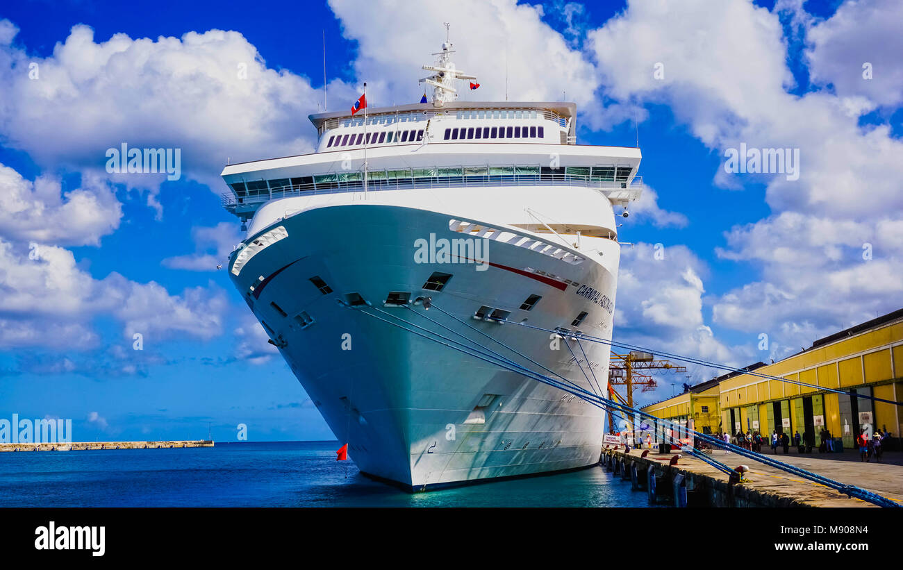 Barbados - 11. Mai 2016: Die Carnival Cruise Ship Faszination am Dock Stockfoto