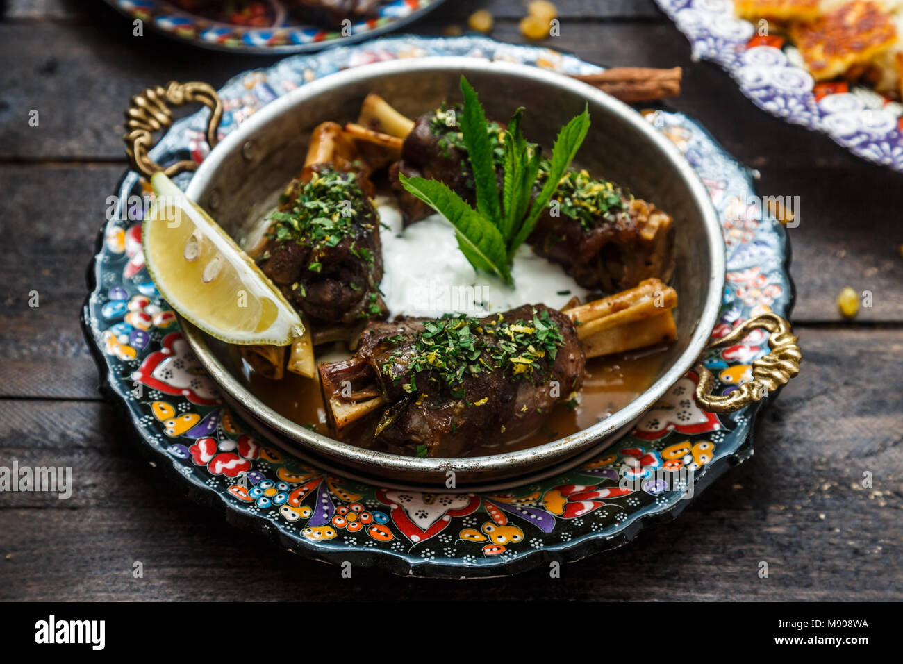 Geschmorte Lammkeule in coper Pan Stockfoto