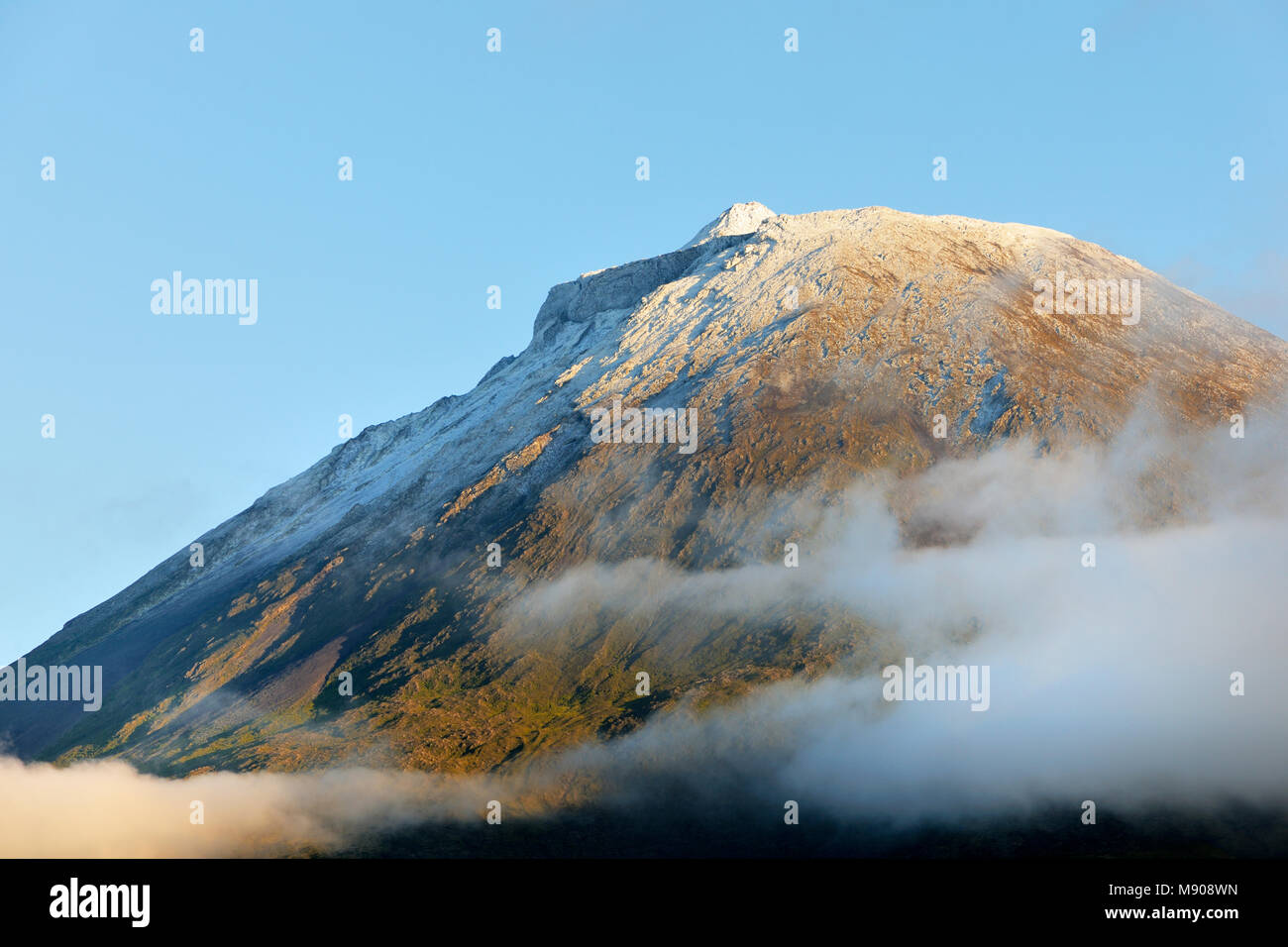 Der Vulkan mit Schnee bedeckt, 2351 Meter hoch, auf der Insel Pico. Der letzte Ausbruch war im Jahr 1720. Azoren, Portugal Stockfoto