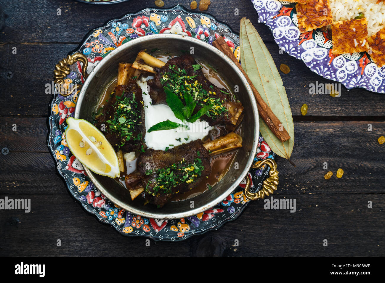 Geschmorte Lammkeule in coper Pan Stockfoto