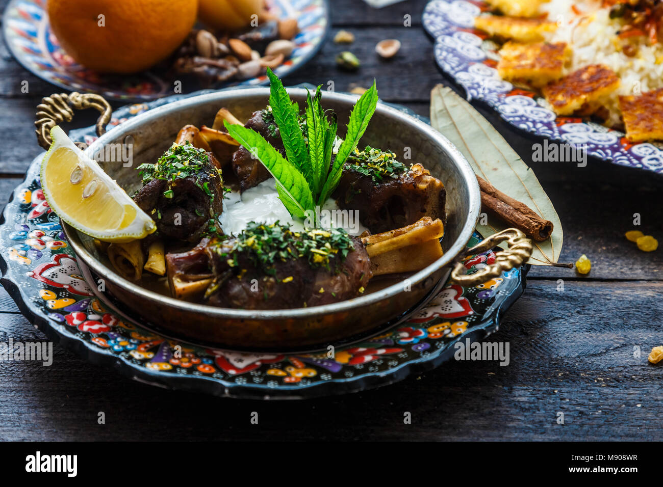 Gebackene Lammkeule orientalischen Stil in Kupfer pan Stockfoto