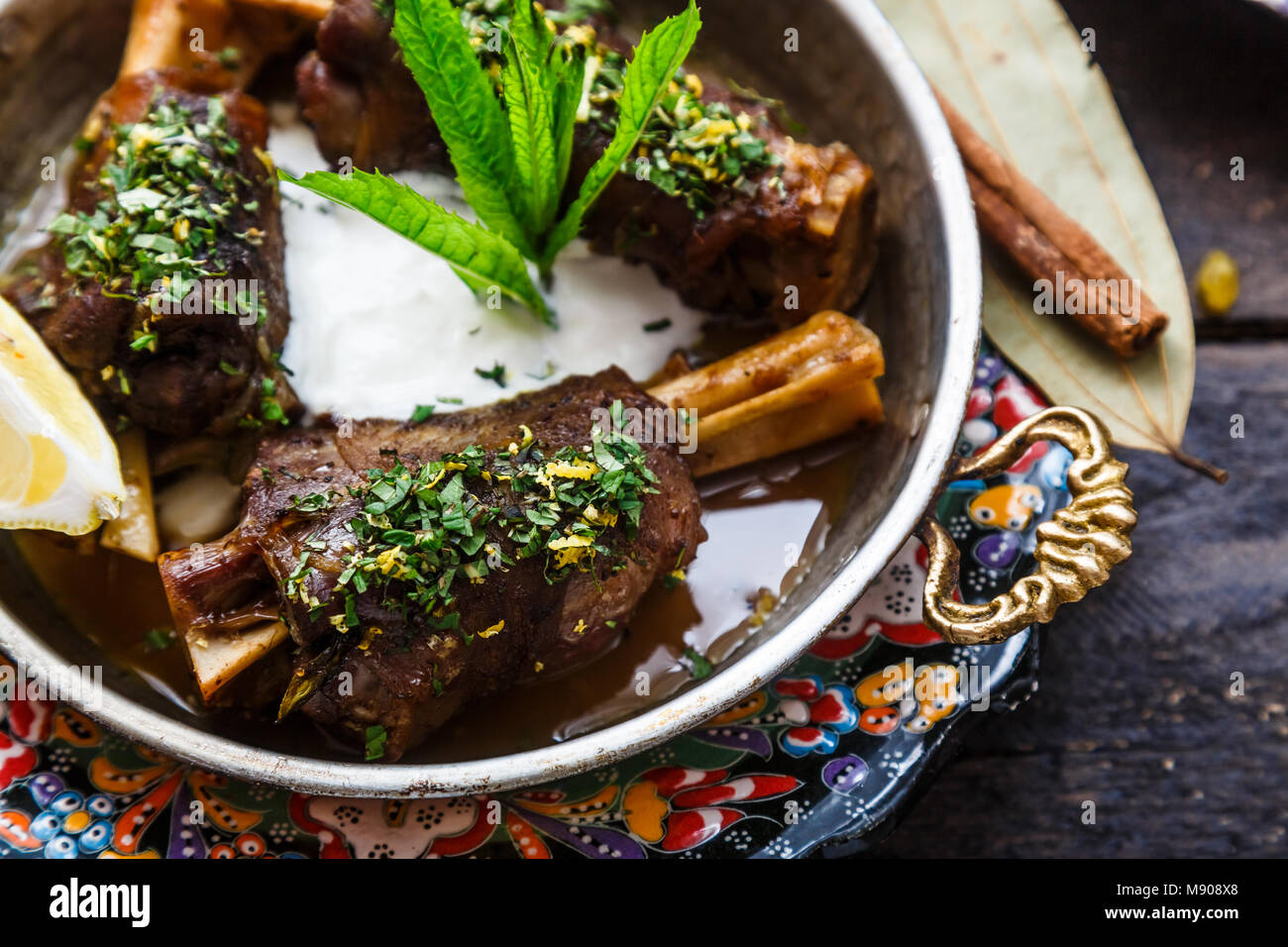 Lammkeule in coper Pan, Ansicht schließen Stockfoto