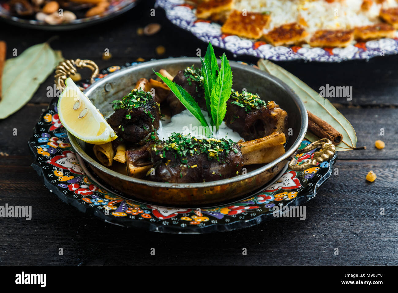 Lammkeule mit Joghurt und Minze in einer Pfanne Stockfoto