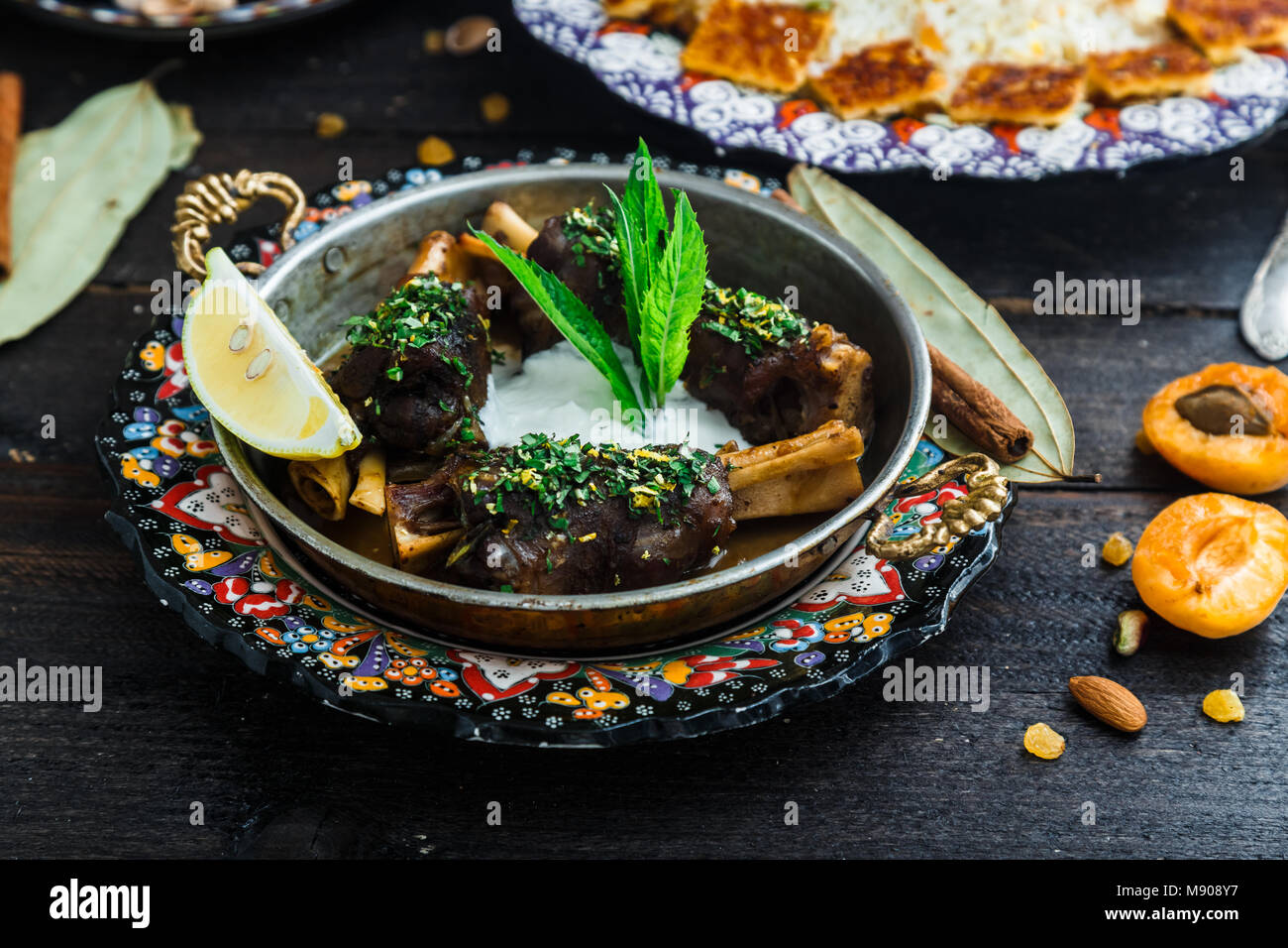 Lammkeule mit Joghurt und Minze in einer Pfanne Stockfoto