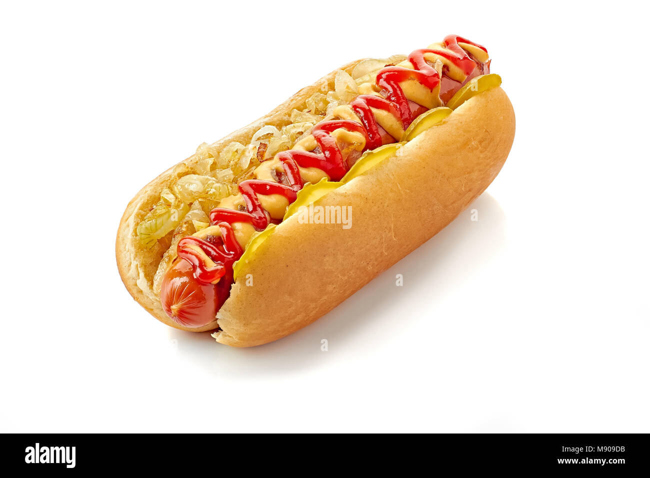 Hot Dog mit gebratenen Zwiebeln und Gurke auf Weiß Stockfoto