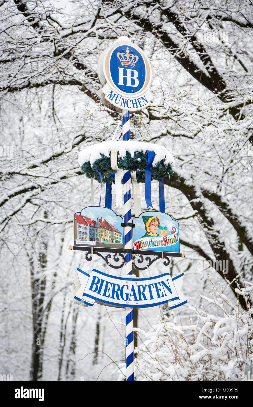 Biergarten Zeichen vor schneebedeckten Bäumen, Englischer Garten, München, Deutschland Stockfoto