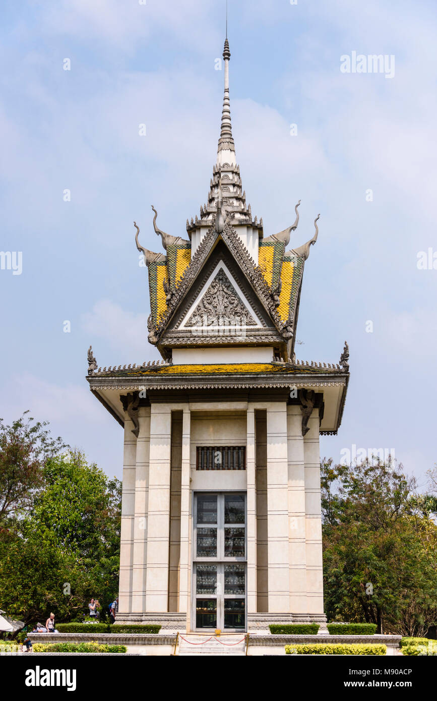 Memorial Stupa für die Opfer. Choeung Ek Killing Fields Völkermord Center, Phnom Penh, Kambodscha, wo Zehntausende kambodschanische Volk von der Khymer Rouge im Auftrag von Pol Pot von 1975-1979 getötet wurden. Stockfoto