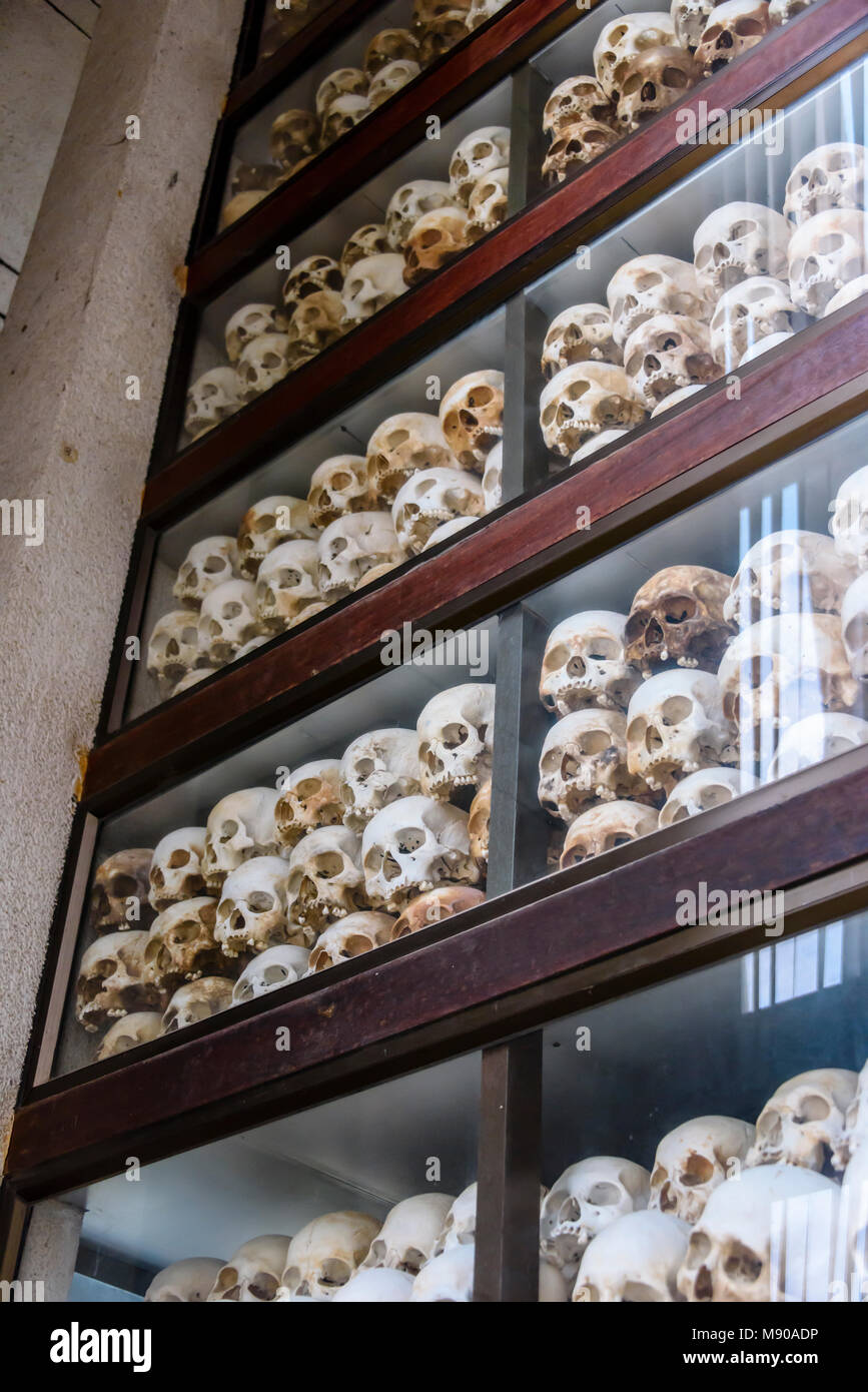 Einige der 9000 Schädel stapelten sich im Inneren der Gedenkstätte Stupa für die Opfer. Choeung Ek Killing Fields Völkermord Center, Phnom Penh, Kambodscha, wo Zehntausende kambodschanische Volk von der Khymer Rouge im Auftrag von Pol Pot von 1975-1979 getötet wurden. Stockfoto