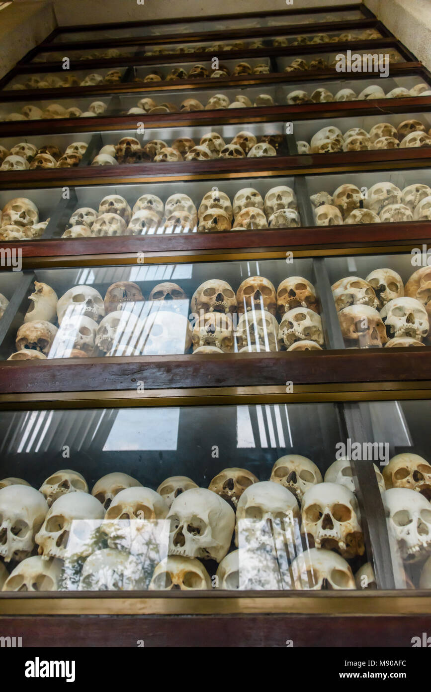 Einige der 9000 Schädel stapelten sich im Inneren der Gedenkstätte Stupa für die Opfer. Choeung Ek Killing Fields Völkermord Center, Phnom Penh, Kambodscha, wo Zehntausende kambodschanische Volk von der Khymer Rouge im Auftrag von Pol Pot von 1975-1979 getötet wurden. Stockfoto