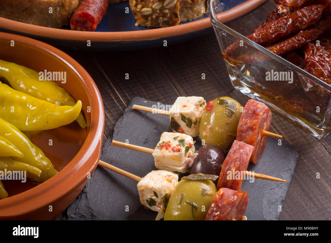 Kleine Vorspeisen am Spieß mit Käse, Oliven und Würstchen. Tapas und ...