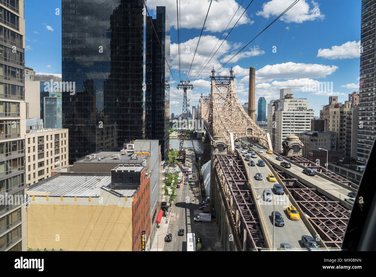 New York, NY, USA, 3. Juni 2017. Blick auf New York City und Ed Koch Brücke von der Straßenbahn nach Roosevelt Island Stockfoto