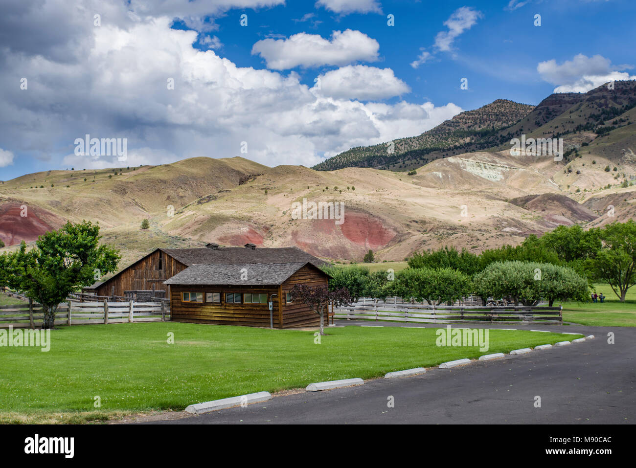 Scheune, Gebäuden und Obstgarten am Kann nicht Ranch, Mitchell, Oreogn Stockfoto