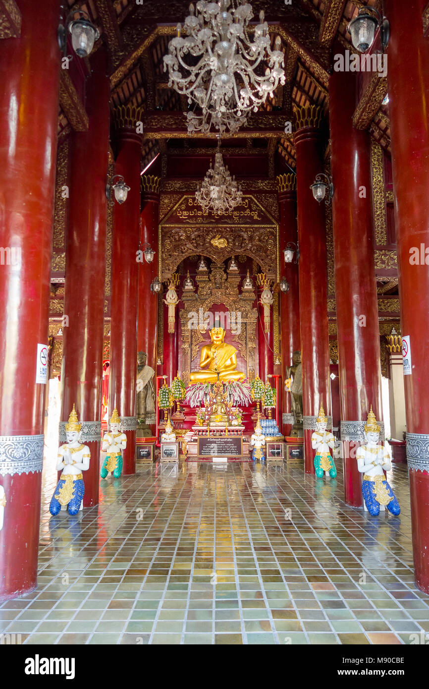 BANGKOK, THAILAND, 06. MÄRZ 2018: Indoor Ausblick auf Wat Pho, ist ein Königlicher Tempel während der ersten König gebaut, in Bangkok, Thailand Stockfoto