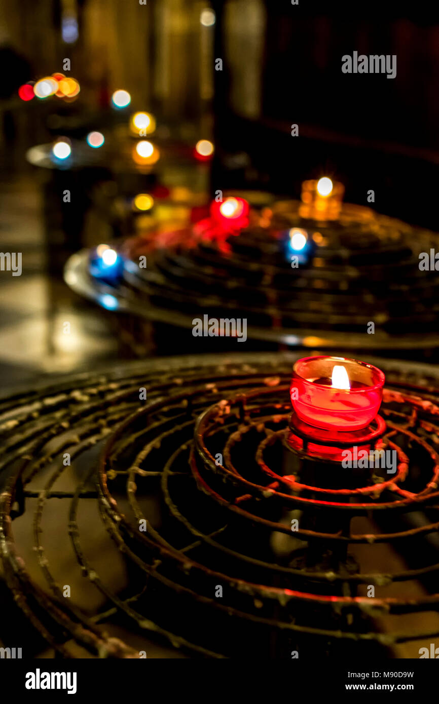 Gebet Kerzen brennen in atmosphärischen Kathedrale Notre Dame in Paris. Stockfoto