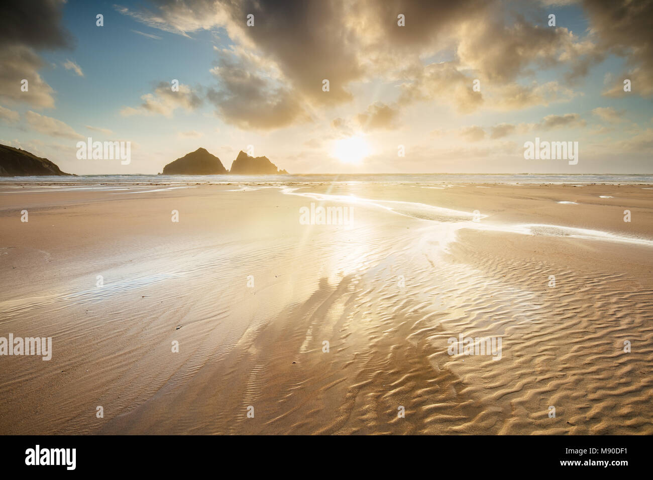 Holywell Beach, Cornwall, England unter einem dramatischen Himmel Stockfoto