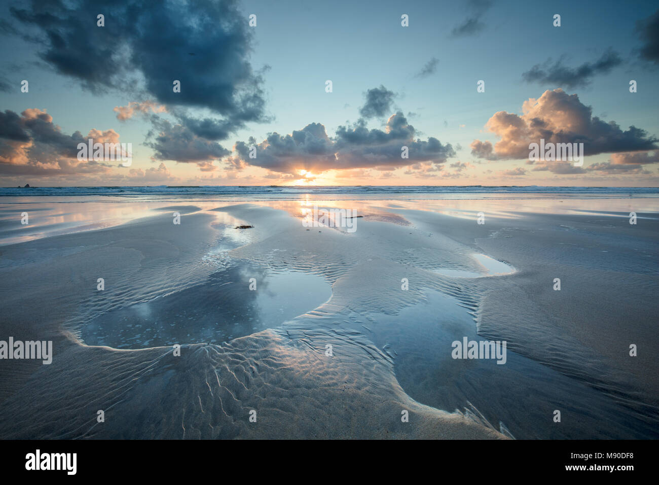 Sand Pools und schönen Sonnenuntergang von Perranporth Beach, Cornwall, England Stockfoto