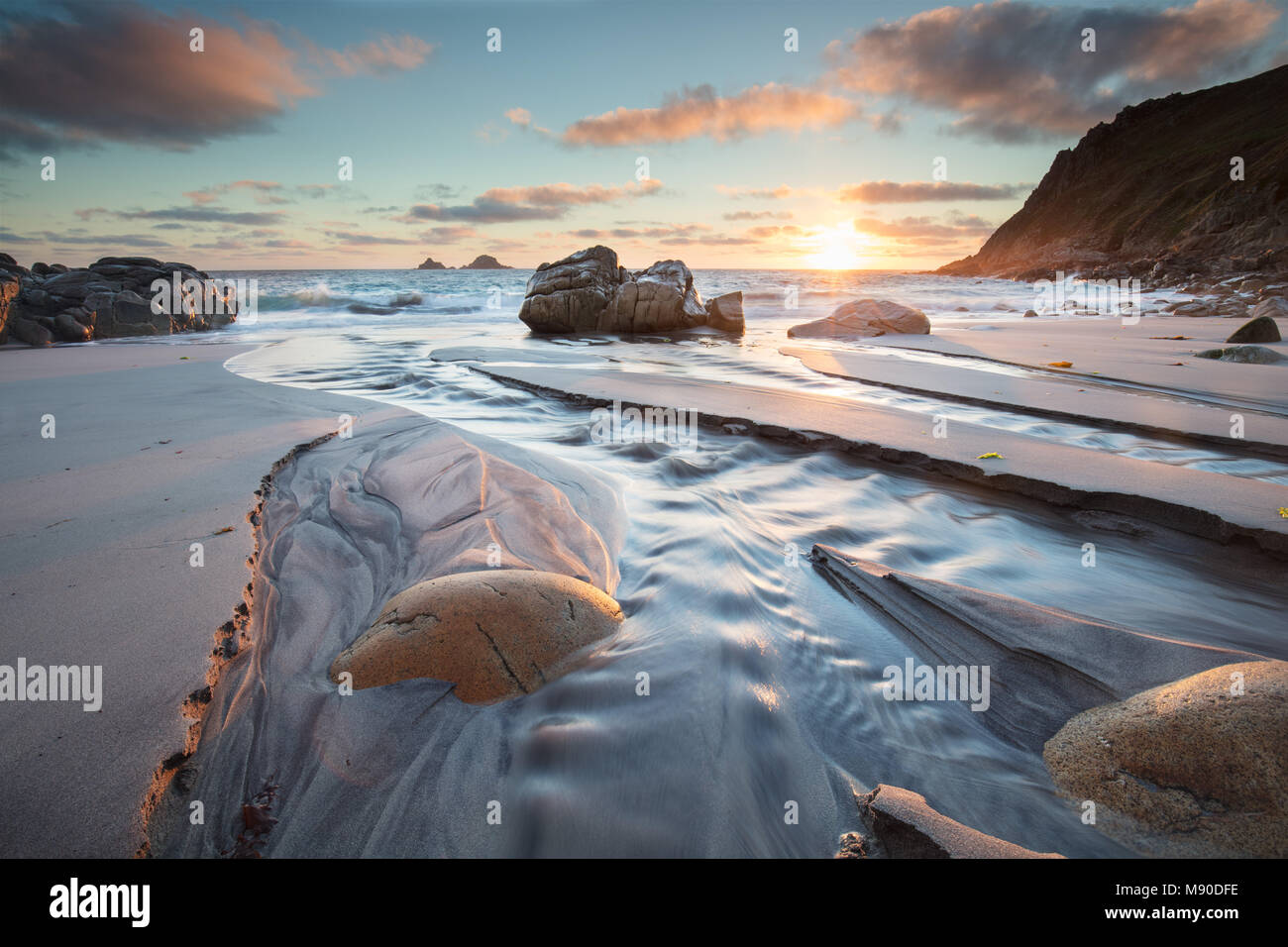 Einen schönen Sonnenuntergang vom Porth Nanven Beach in der Nähe von St. Just, Cornwall, England bei Ebbe Stockfoto