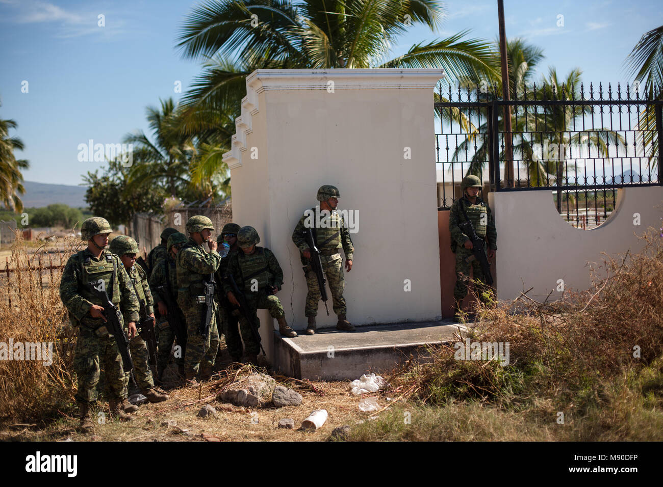 Mexikanische Armee guard eine Ranch von hipolito Mora in La Ruana, Michoac ‡ n, Mexiko am 17. Dezember 2014. Dies war der Ort der Konfrontation zwischen zwei rivalisierenden Selbstschutztruppen, einschließlich einer Led von Mora. Der Konflikt Links 11 Menschen tot. Stockfoto