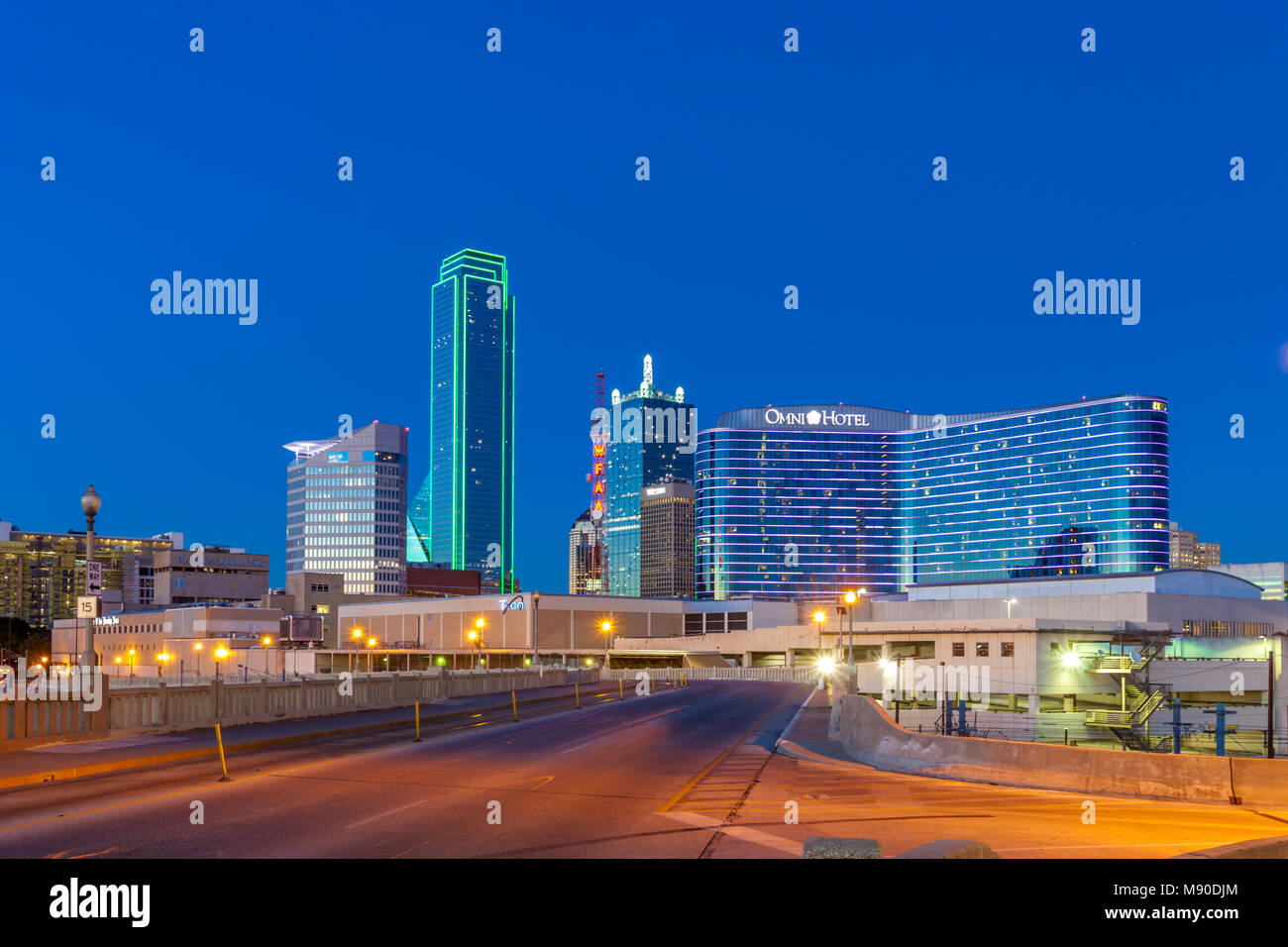 DALLAS, TX - Dezember 10, 2017 - Downtown Dallas Skyline bei Nacht mit beleuchtetem Glas Gebäude aus Houston Street gesehen Stockfoto