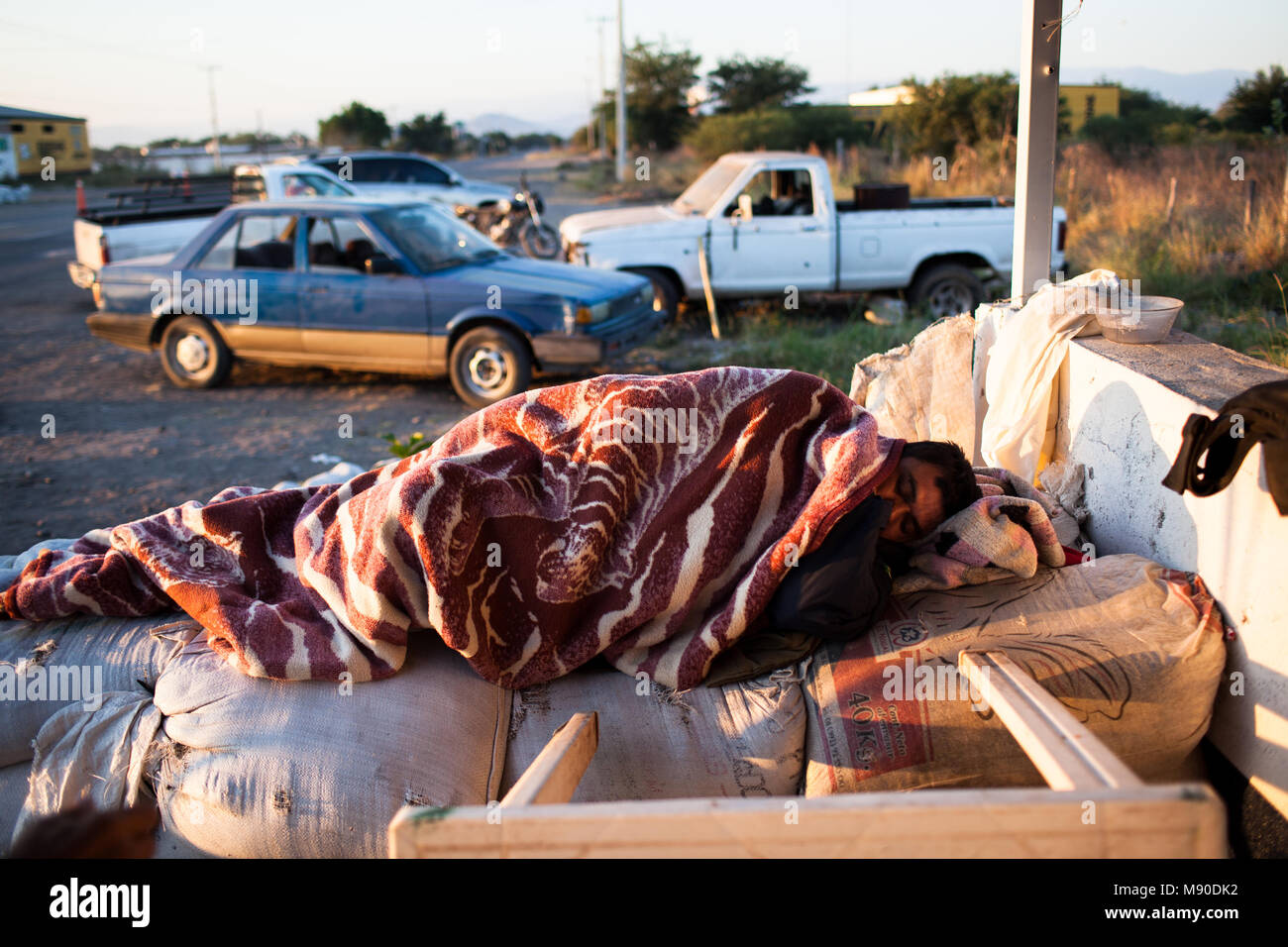 Ein Mann schläft in einem Vorposten für Hipolito des Mora Selbstwehrgruppe in La Ruana, Michoac ‡ n, Mexiko am 19. Dezember 2014. Eine Konfrontation zwischen Hipolito des Mora Selbstwehrgruppe und rivalisierenden Gruppe H 3 Links 11 Menschen tot. Stockfoto