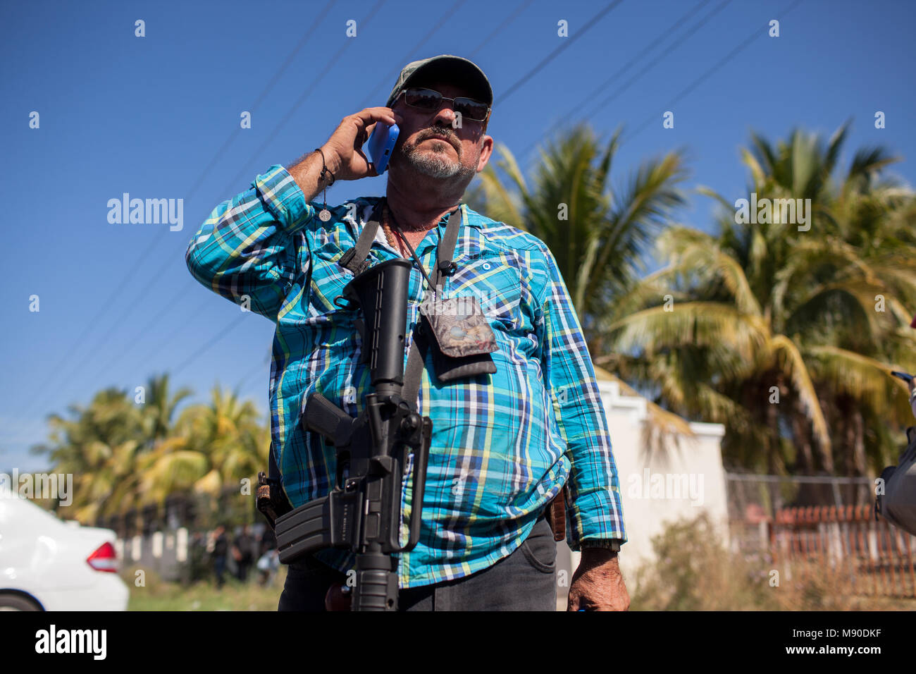 Hipolito Mora Gespräche zu den Medien vor seiner Ranch in La Ruana, Michoac ‡ n, Mexiko am 17. Dezember 2014. Dies war der Ort der Konfrontation zwischen zwei rivalisierenden vignette Gruppen, einschließlich einer Led von Mora. Der Konflikt Links 11 Menschen tot. Stockfoto