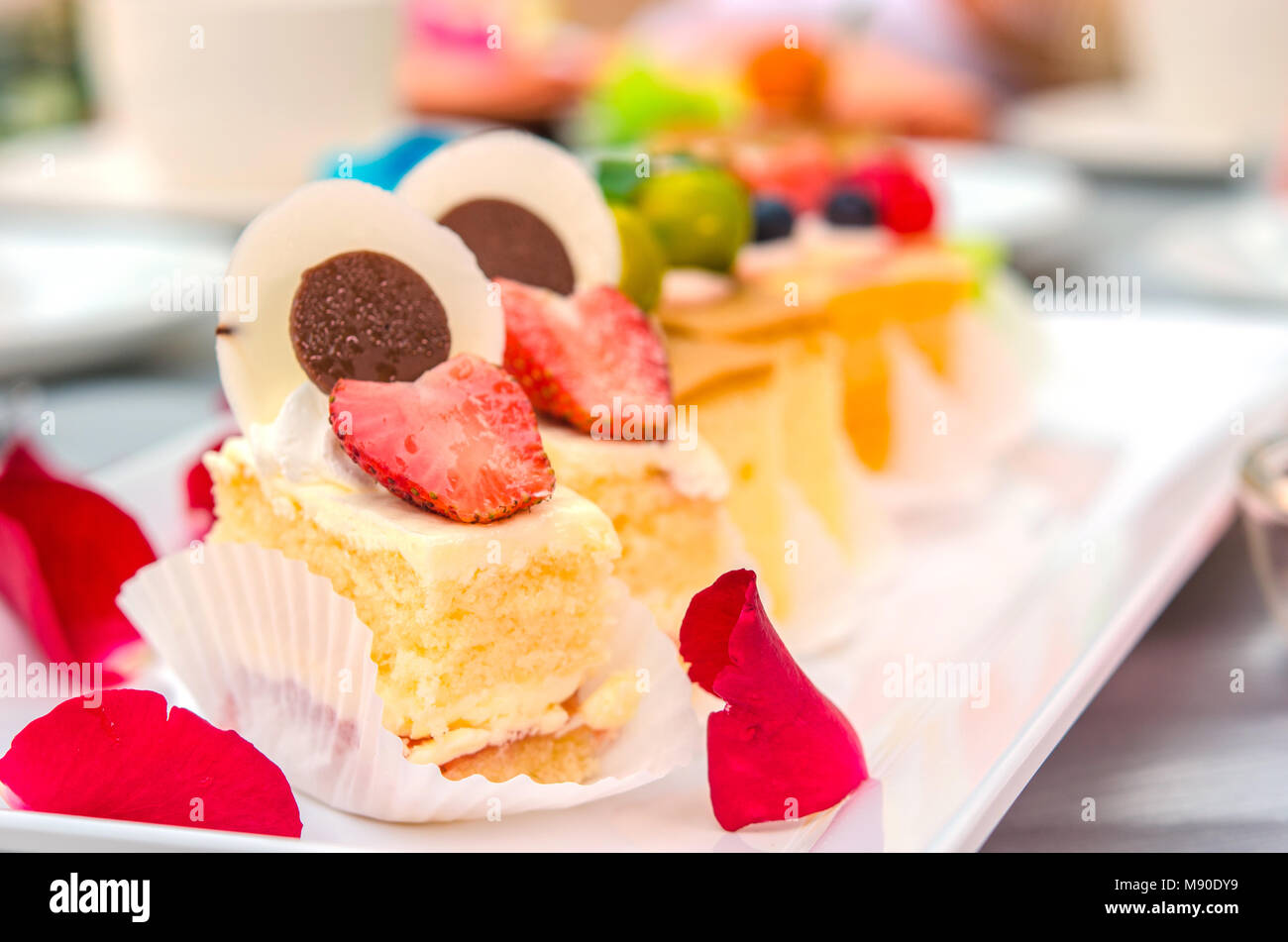 Lecker Kuchen auf dem Teller auf dem Tisch Stockfoto