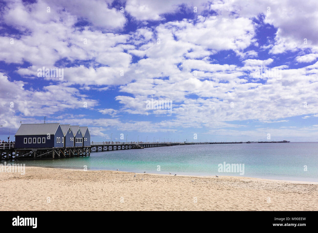 Busselton Jetty in Geographe Bay, Western Australia reicht weit in die Ferne gegen Hintergrund des blauen Himmels und flauschigen weissen Wolken. Stockfoto