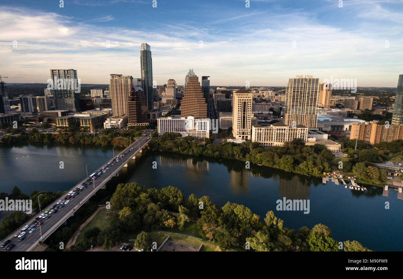 Austin Texas U-Bahn in die Stadt leuchtet die Congress Street Bridge Colorado River Waterfront Stockfoto