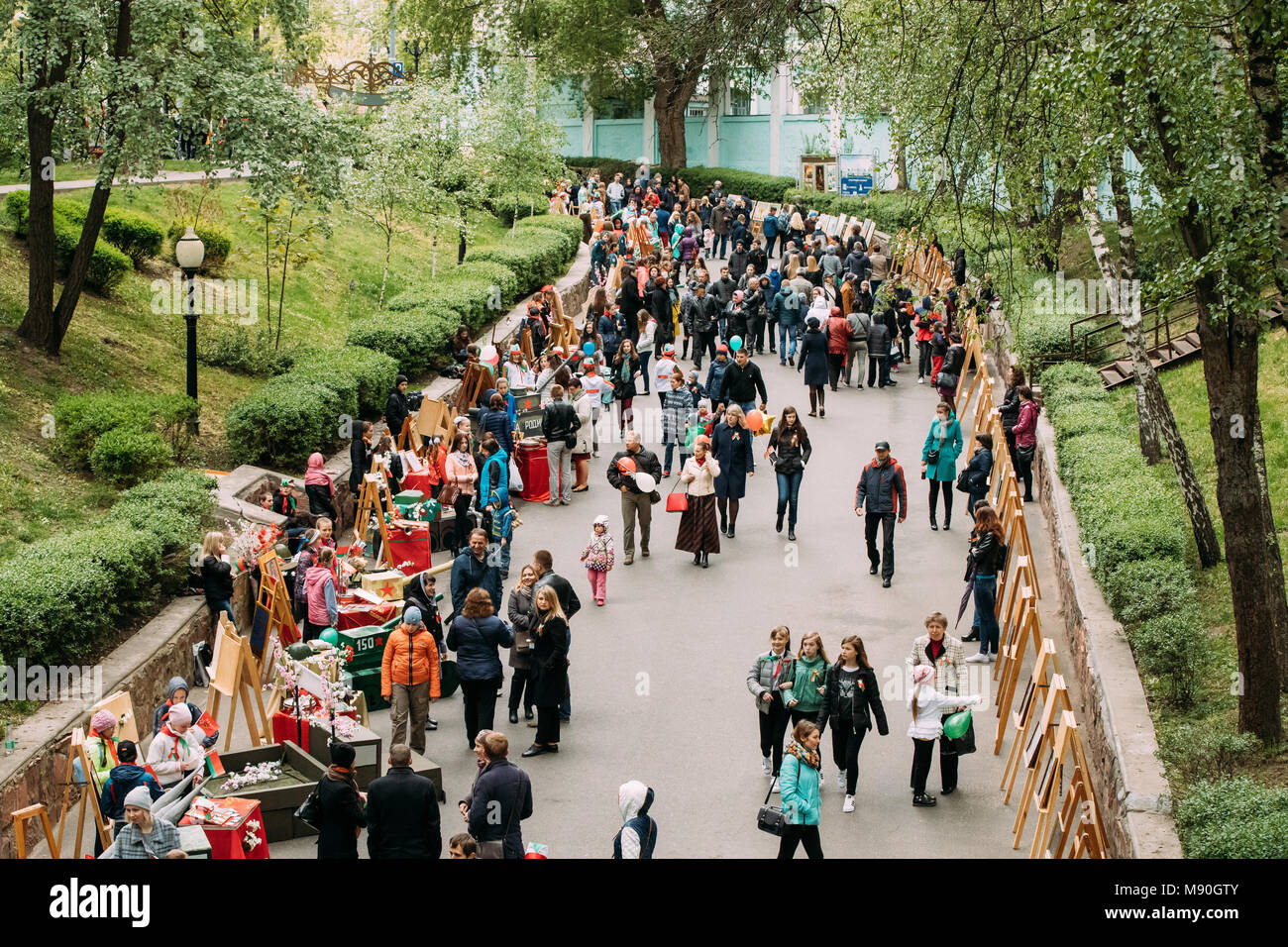 Gomel, Belarus. Menschen zu Fuß im City Park auf Feier gewidmet, der Tag des Sieges, der 9. Mai. Stockfoto