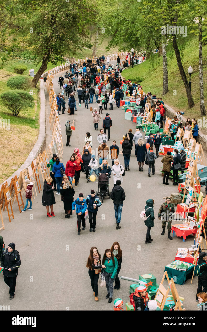 Gomel, Belarus. Menschen zu Fuß im City Park auf Feier gewidmet, der Tag des Sieges, der 9. Mai. Stockfoto