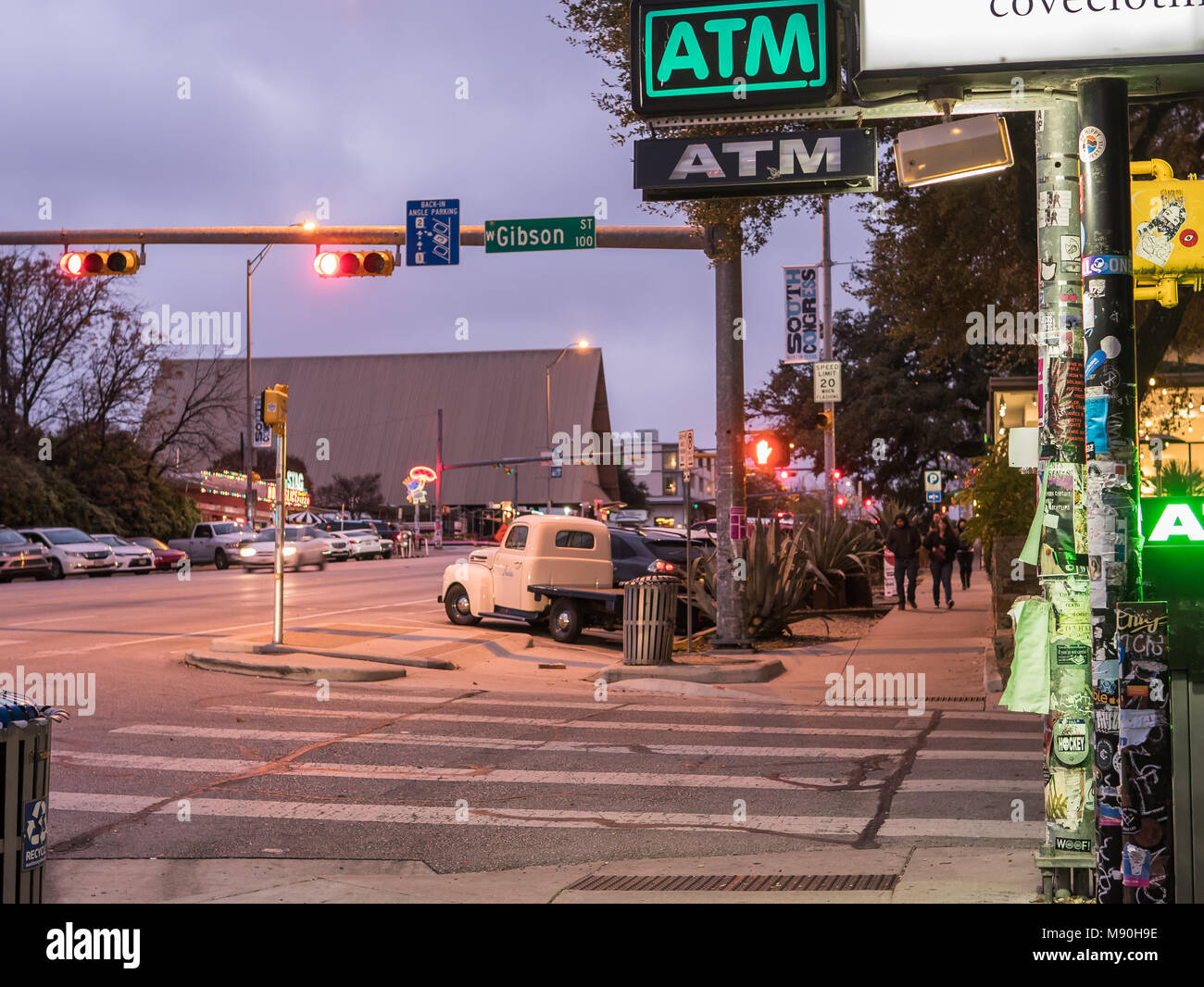 AUSTIN, Texas - Dezember 31, 2017: Straßen sind voller Aktivität als Silvester Feiern beginnen. Stockfoto