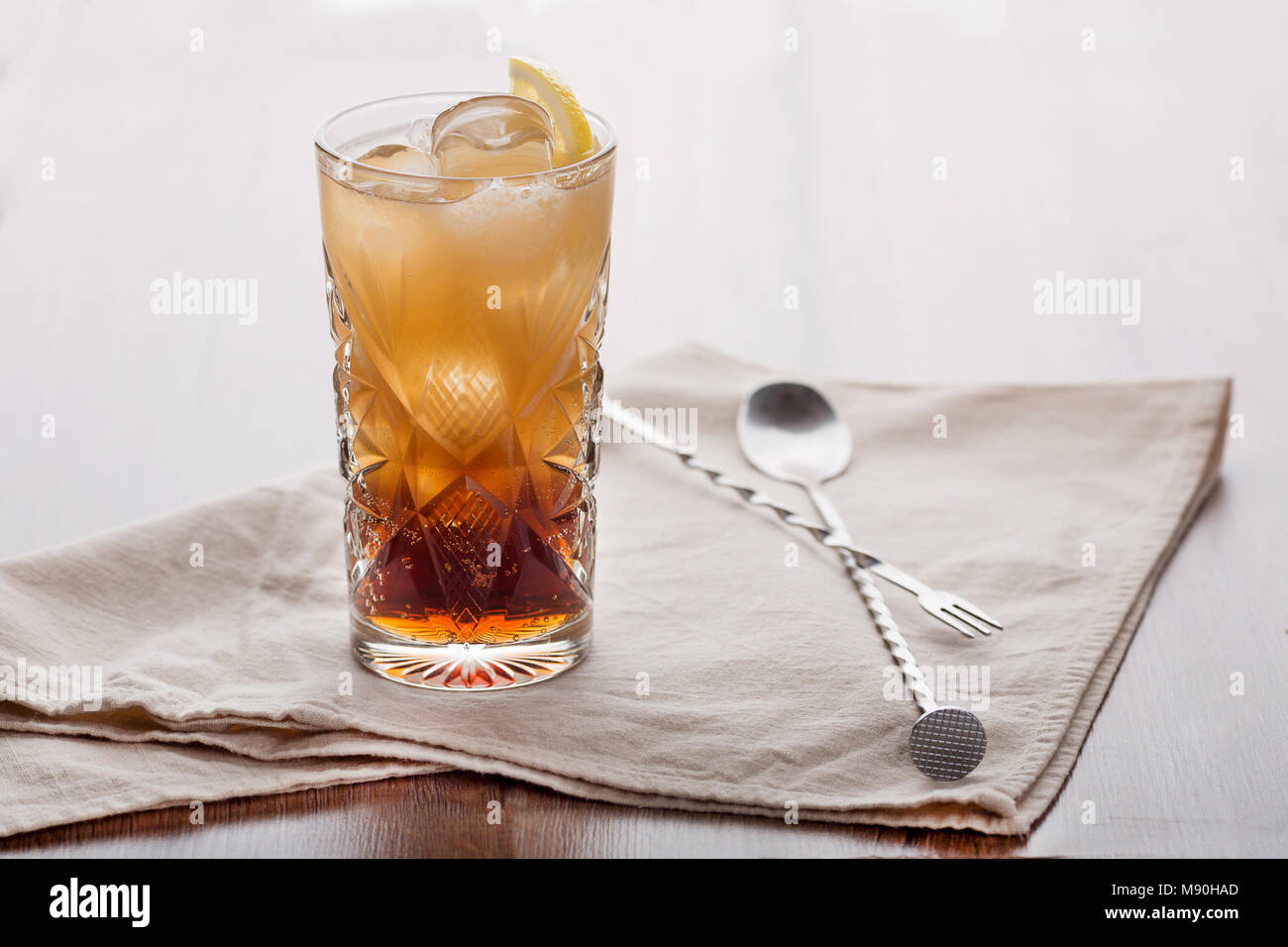 Ein belebendes Getränk mit einer Scheibe Zitrone Stockfoto