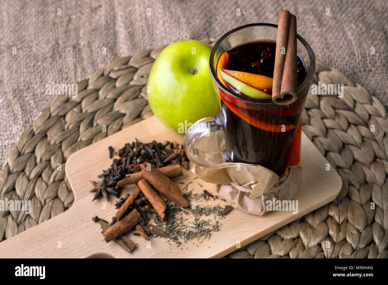 Obst Drink mit Zimt auf einem Holzbrett Stockfoto