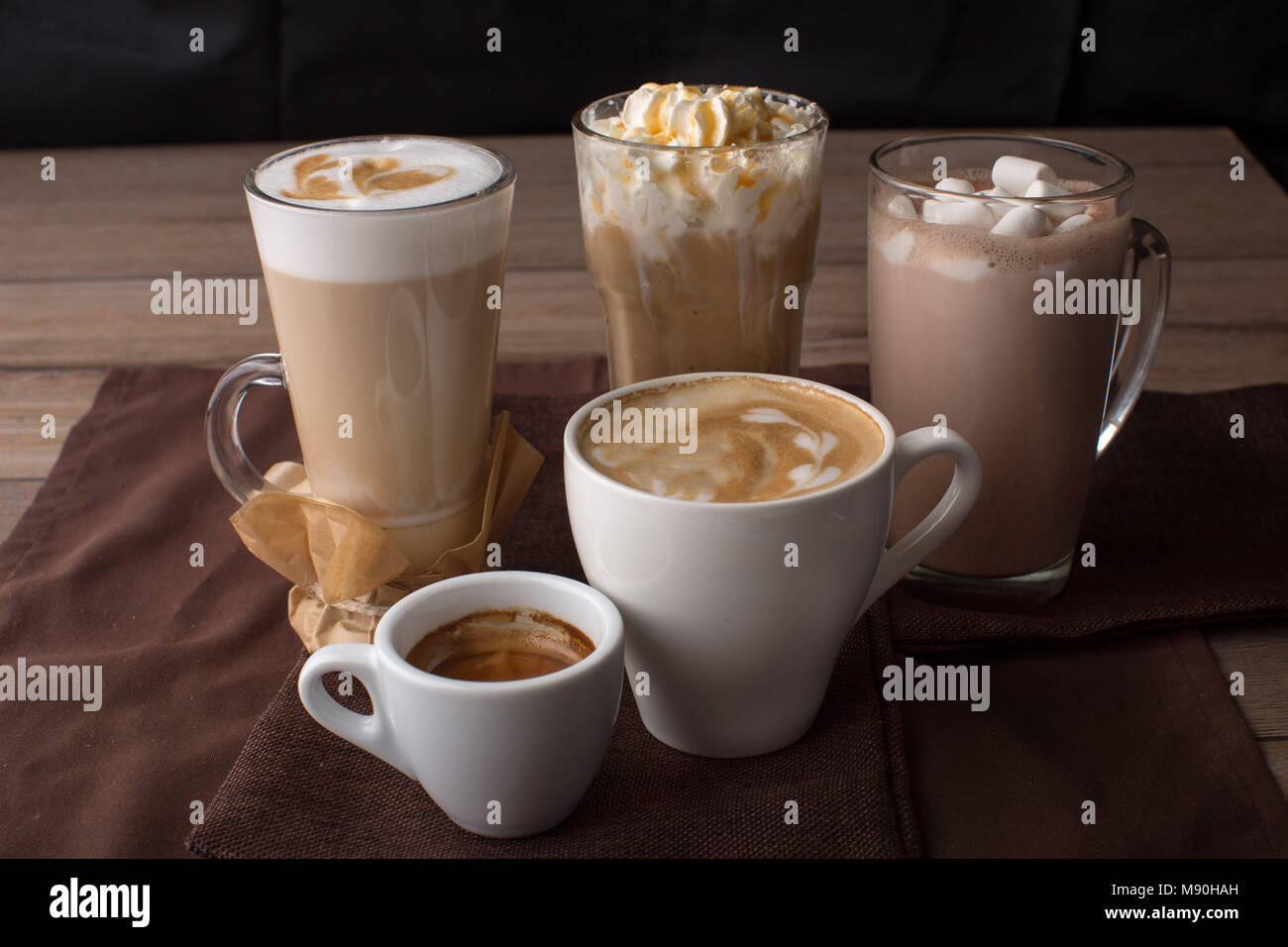 Sortiment an Kaffeespezialitäten auf braun Servietten Stockfoto