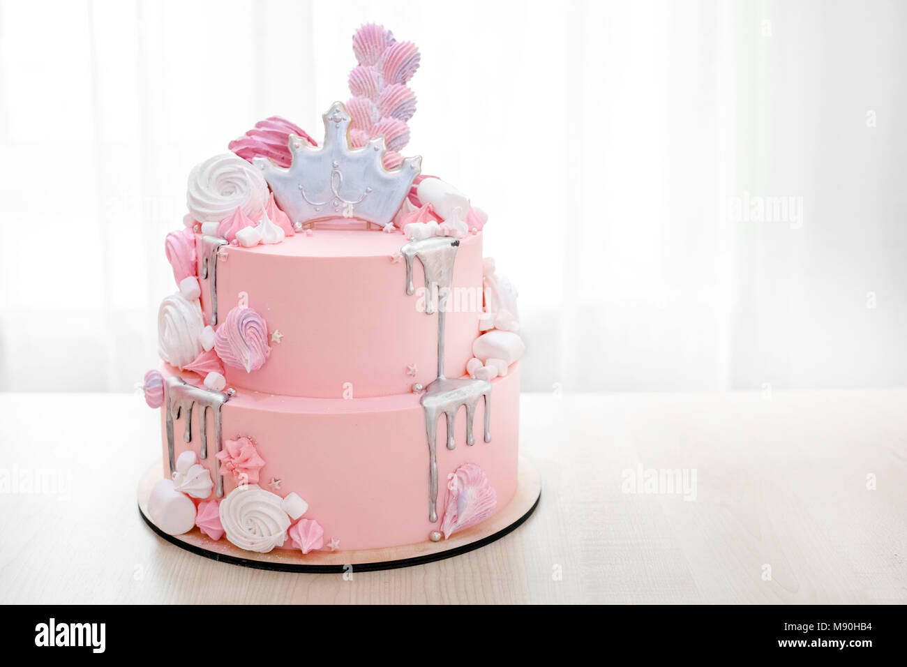Rosa Kuchen dekoriert mit Krone der Prinzessin Stockfoto